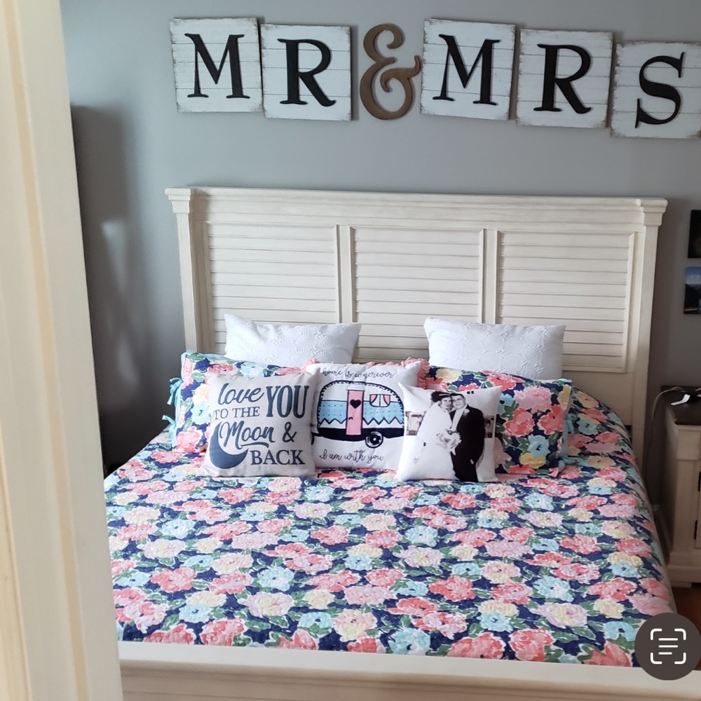 Crown & ivy Quilt like new